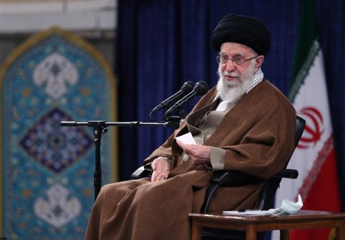 جمعی از معلمان با امام خامنه‌ای دیدار کردند